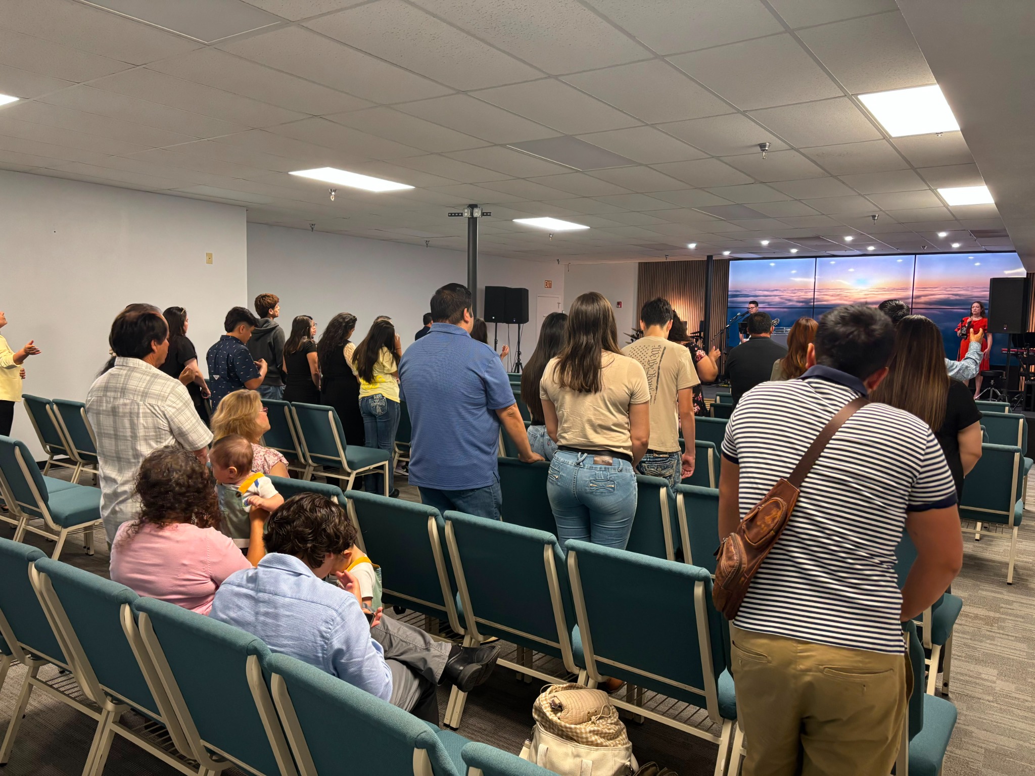 Congregación adorando