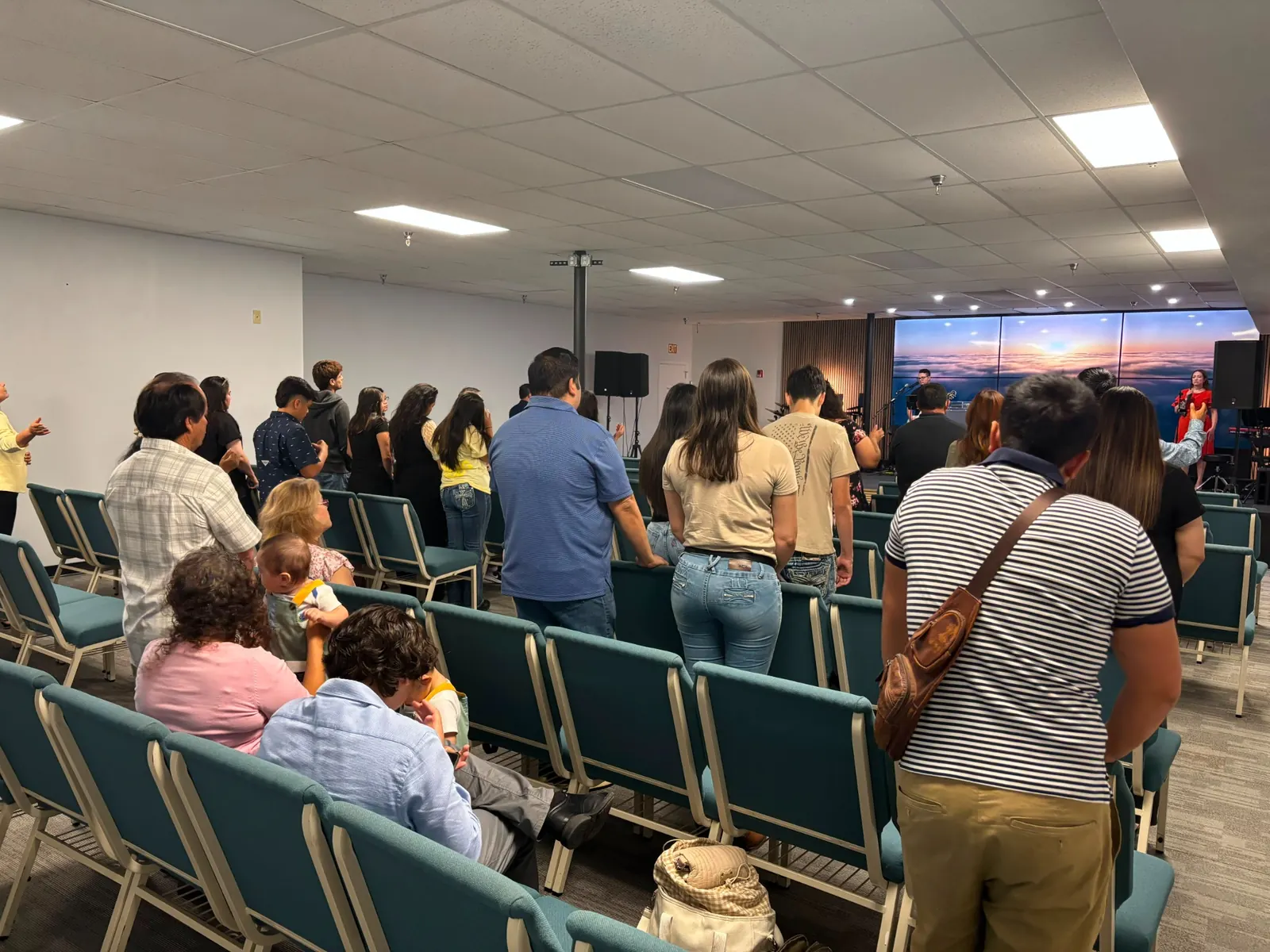 Congregación adorando