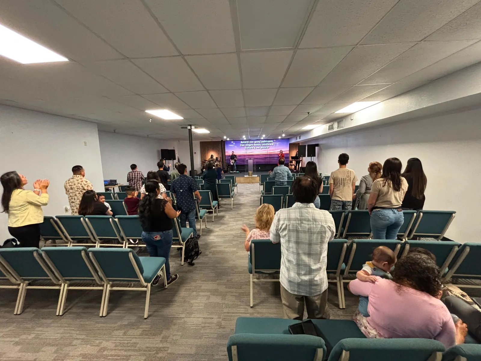 Congregación reunida para estudio bíblico