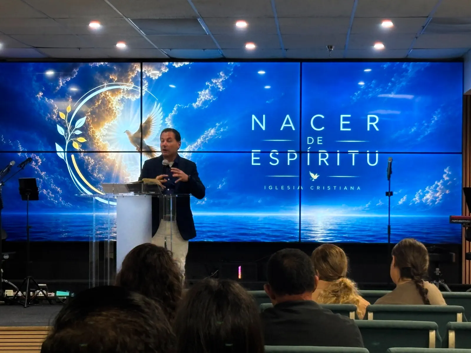 Predicación durante un servicio de Iglesia Nacer De Espiritu